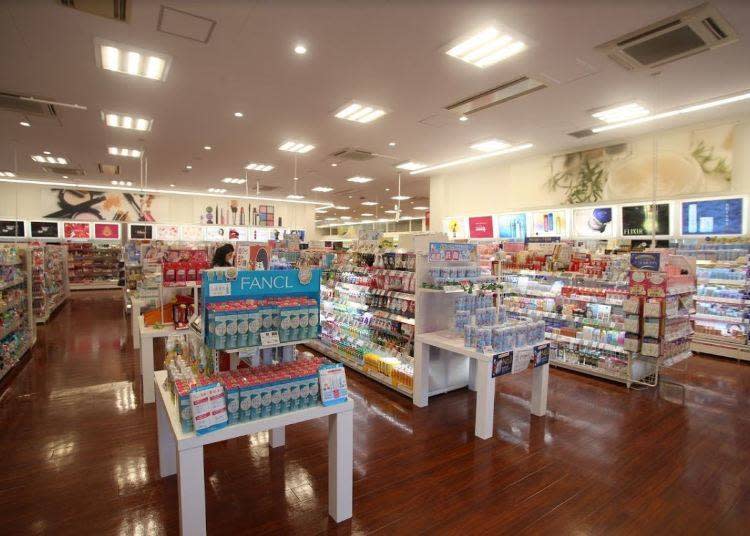 通稱「SATSUDORA」的SAPPORO藥妝店除了藥品外，美妝產品也相當豐富。