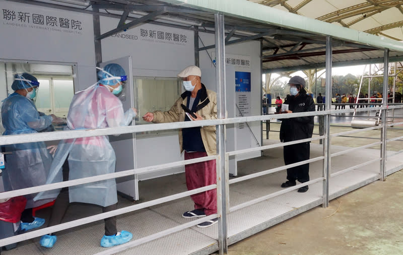 桃園國際機場爆發新冠肺炎群聚感染，目前病毒已進入第三輪傳播，累計逾30人確診。即日起搭乘長程航班入境台灣之旅客，落地均應進行快速PCR核酸檢驗。（圖片來源：中央社）
