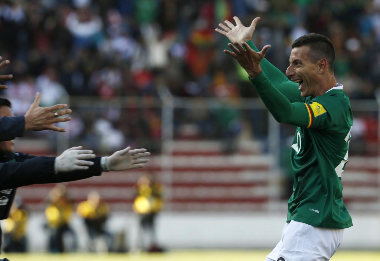 Pablo Escobar, de la selección de Bolivia, celebra luego de anotar un gol ante Perú el jueves 1 de septiembre de 2016, en un encuentro de la eliminatoria mundialista, disputado en La Paz (AP Foto/Juan Karita)