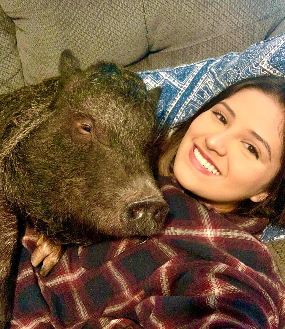 Gisele Lara with her pet pig named “prosciutto grace.”
