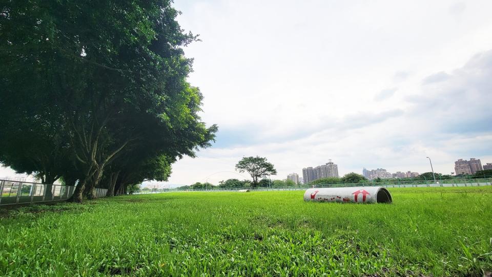 新莊寵物公園-讓毛小孩們冒險玩樂的混凝土管。   圖：新北市水利局提供