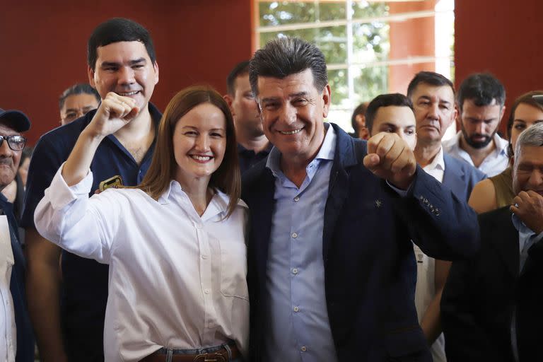 El candidato presidencial paraguayo Efraín Alegre y su fórmula vicepresidencial, Soledad Núñez, posan hoy en un centro de votación en Lambaré (Paraguay)