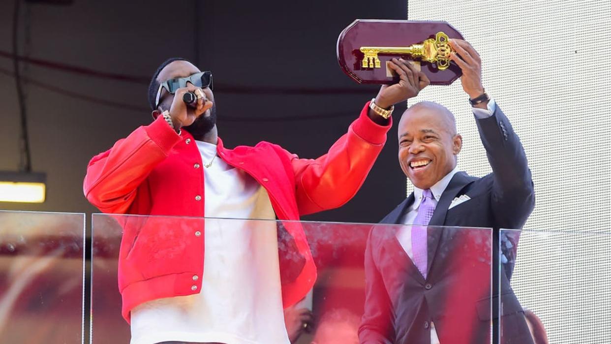 <div>NEW YORK, NEW YORK - SEPTEMBER 15: SEPTEMBER 15: Sean "Diddy" Combs (L) is seen receiving the Key to the City from Mayor Eric Adams in Times Square on September September 15, 2023 in New York City. (Photo by Raymond Hall/GC Images )</div>