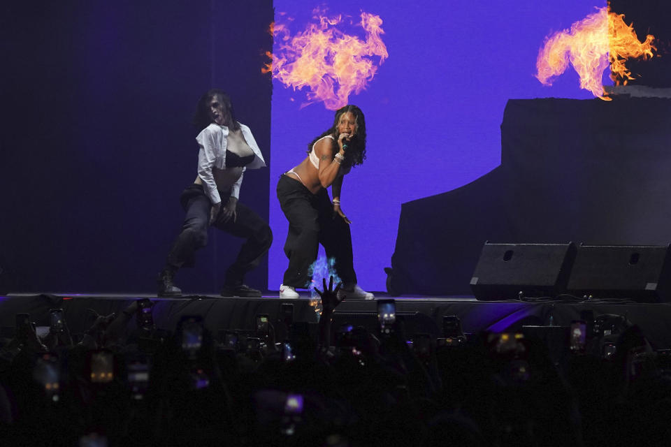 La rapera dominicana Tokischa durante su presentación en el festival Axe Ceremonia en el parque Bicentenario en la Ciudad de México el sábado 1 de abril de 2023. (Foto AP/Marco Ugarte)
