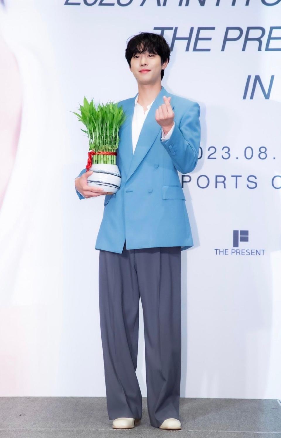 L'organisateur a présenté le bambou pour souhaiter à Ahn Hyo-seop une 