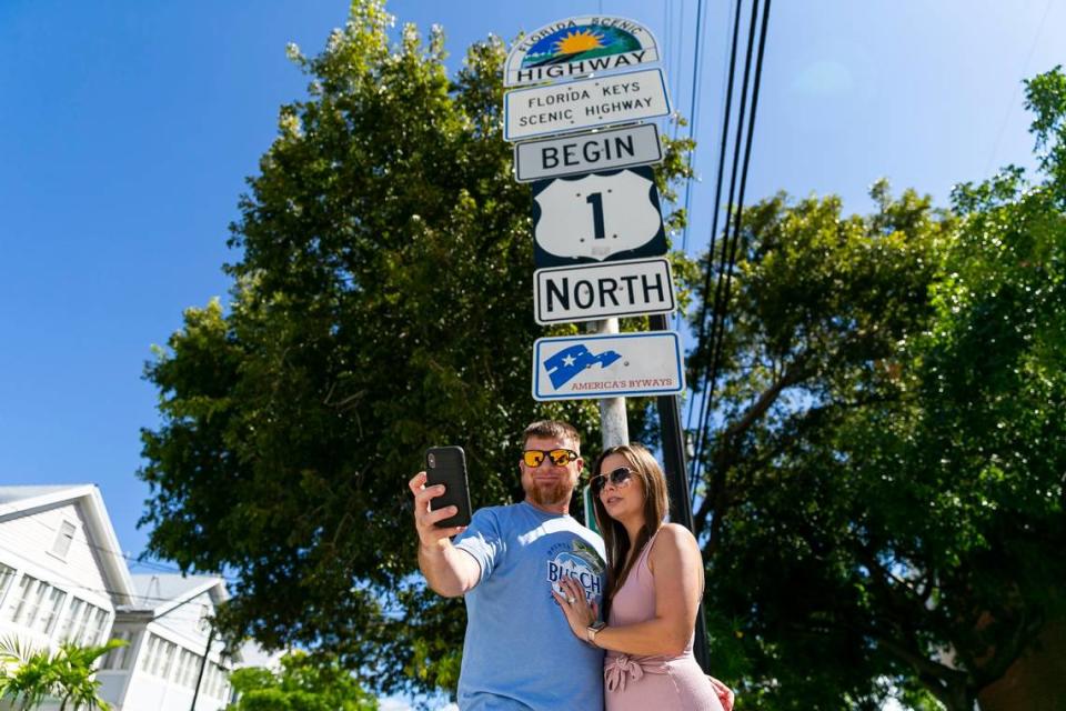 Jamie Roberts y su esposa Nicole Roberts tomándose una "selfie" en el marcador de la milla cero de Overseas Highway en Cayo Hueso, la Florida, el martes 12 de octubre de 2021.