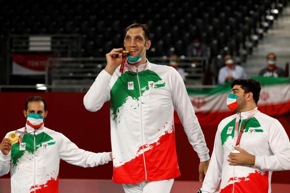 伊朗巨人梅薩德(中)與隊友站上帕運頒獎台領取金牌。（路透）