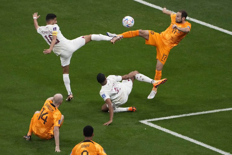 El jugador neerlandés Daley Blind pelea la pelota ante el qatarí Hassan Al-Haydos, durante el partido entre Países Bajos y Qatar