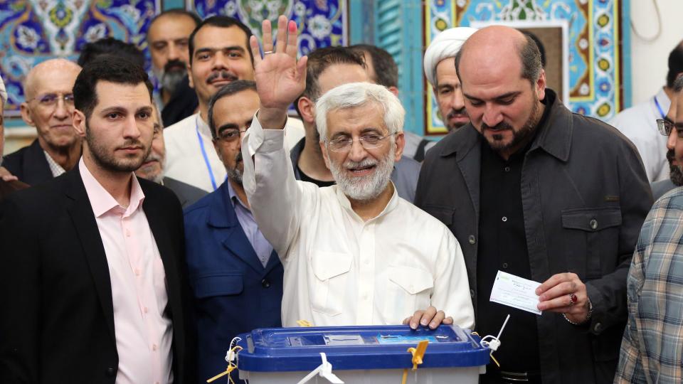 Presidential candidate Saeed Jalili casting his ballot