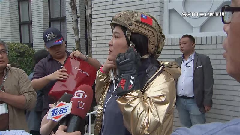陳玉珍頭戴特種兵頭盔，披上一件金色外套，腹部和膝蓋上還有護具，可見是全副武裝。
