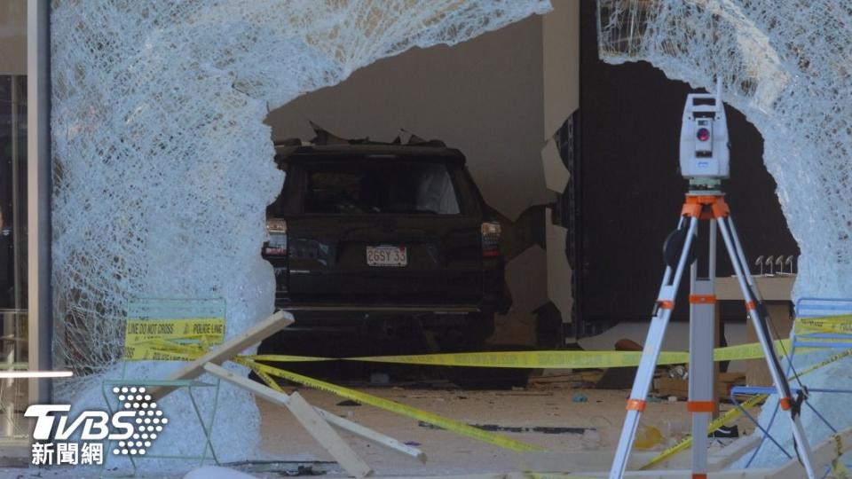 美國麻州一處蘋果商店遭SUV撞擊，造成1人死亡、店面玻璃也撞出巨大缺口。（圖/達志影像路透社）