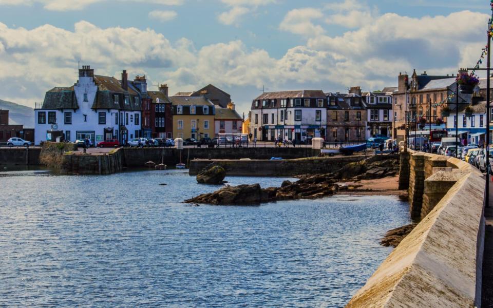 colourful houses overlooking water - Moment Open /VWB photos 