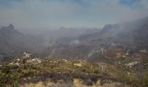 Vista del incendio que afecta a los municipios de Tejeda, Artenara y Gáldar en la isla de Gran Canaria desde la Cruz de Tejeda. EFE/Elvira Urquijo A.