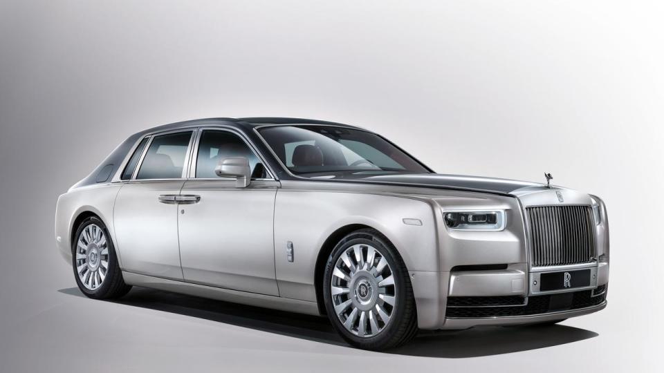 The Rolls Royce Phantom consumes between 15.5-16.0L of fuel per 100km. Supplied