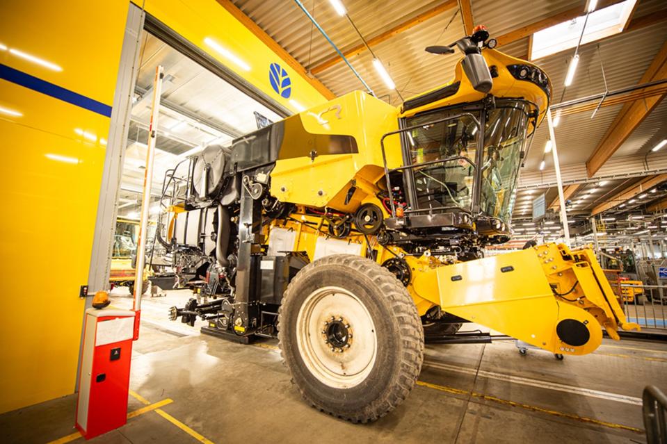 New Holland combine harvester entering the inline test booth. These changes increase operational flexibility and ensure quality throughout the manufacturing process.