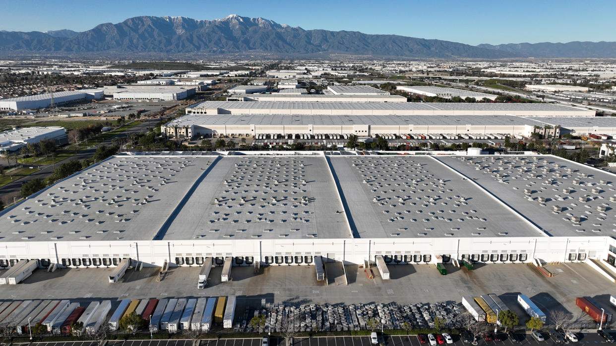 warehouses prolifierating in the Inland Empire (Robert Gauthier / Los Angeles Times via Getty Images)