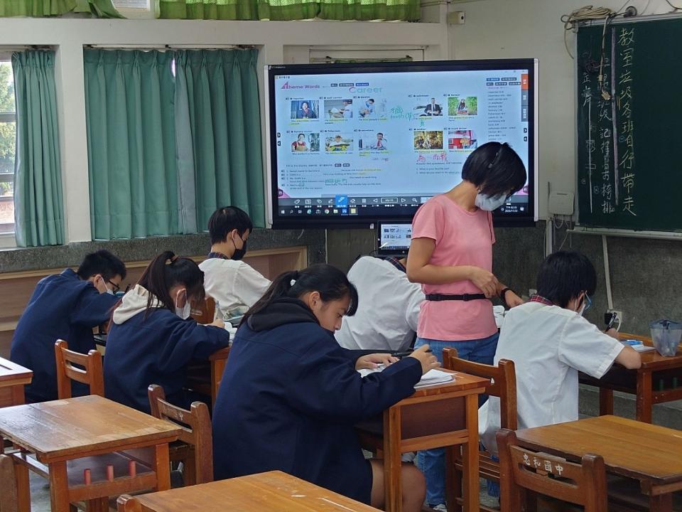 嘉義縣立忠和國中利用Cool English、Kahoot!、E-Testing英文能力檢測系統、PaGamO等數位學習平臺，協助學生學習 