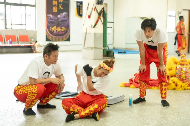 ▲徐乃麟（左起）、莎莎、徐新洋為了練習舞獅，耗盡體力。（圖／民視提供）