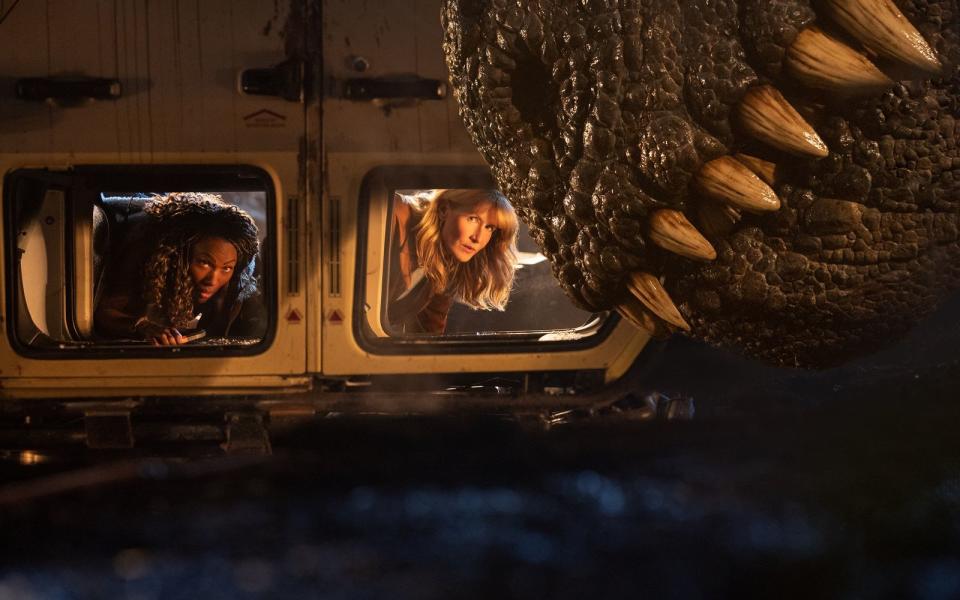 In "Jurassic World: Ein neues Zeitalter" erwarten das Kino-Publikum richtig fiese Dinosaurier - aber auch ein paar alte Bekannte, zum Beispiel Dr. Sattler (Laura Dern, rechts), die erstmals seit "Jurassic Park" wieder dabei ist. (Bild: 2022 Universal Studios and Amblin Entertainment. All Rights Reserved.)