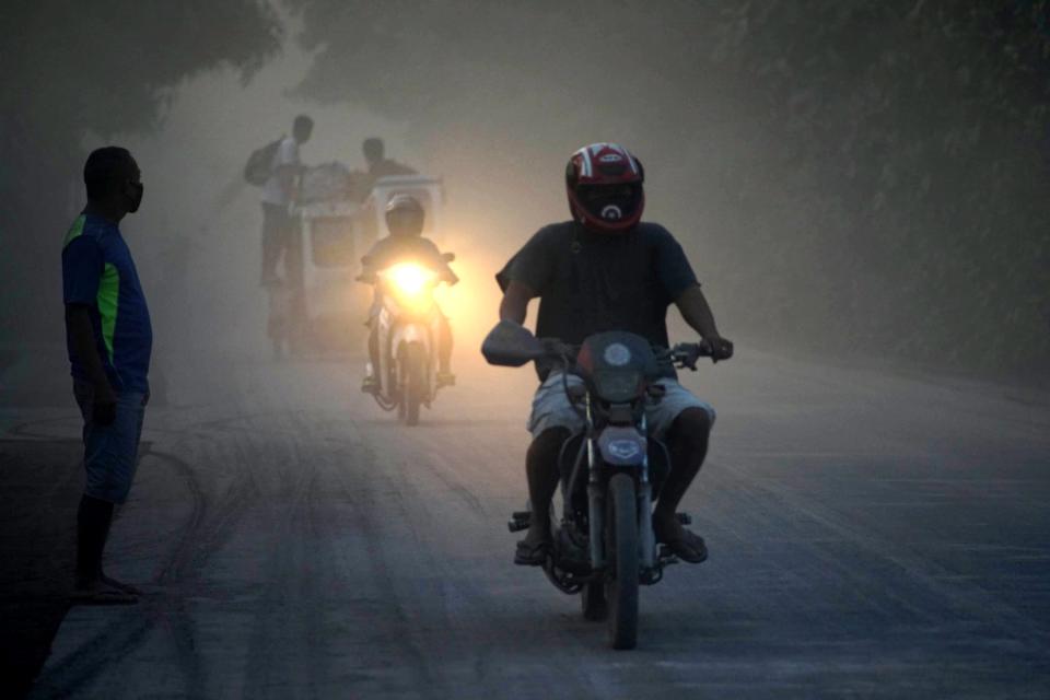 <p>FRM14. GUINOBATAN (FILIPINAS), 22/01/2018.- Unos residentes conducen sus motocicletas por una carretera cubierta de ceniza tras la erupción del volcán Mayon en la localidad de Guinobatan (Filipinas), hoy 22 de enero de 2018. La agencia sismológica de Filipinas (PHIVOLCS) elevó hoy el nivel de alerta del volcán Mayon, después de que expulsara una gran nube de ceniza y ante la amenaza de una erupción mayor en las próximos horas o días. EFE/ Linus Escandor II </p>