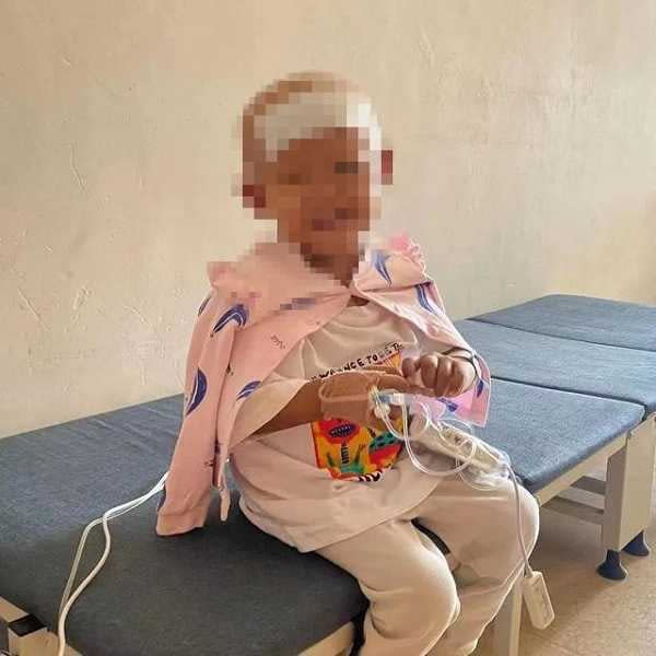 老翁為了替孫女籌錢治病，擺了一個無人攤位。（圖／翻攝自微博）