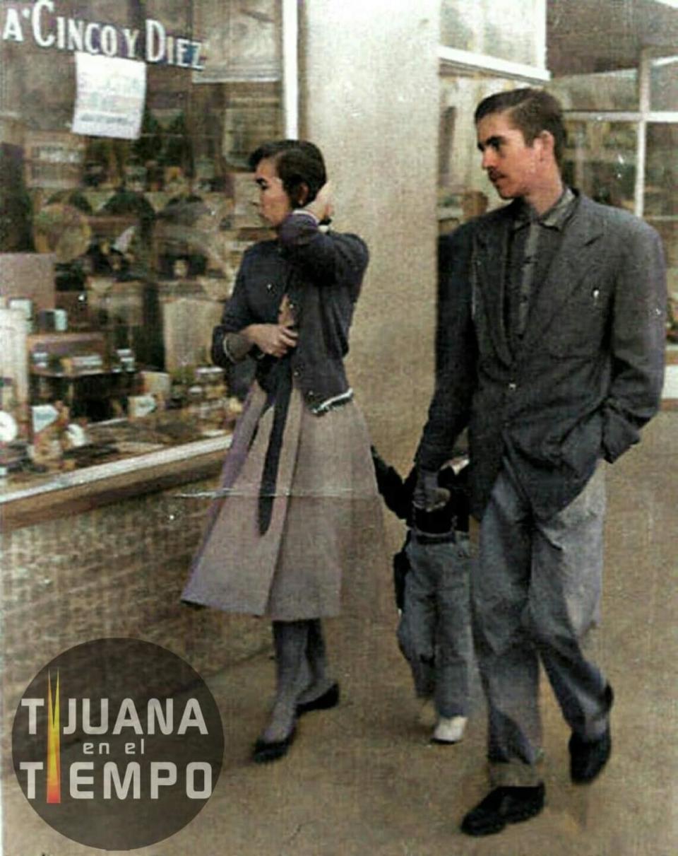 Familia pasando frente a ala tienda 5 y 10 de Zona Centro en 1960 / Fotografía colorizada por: Tijuana en el Tiempo
