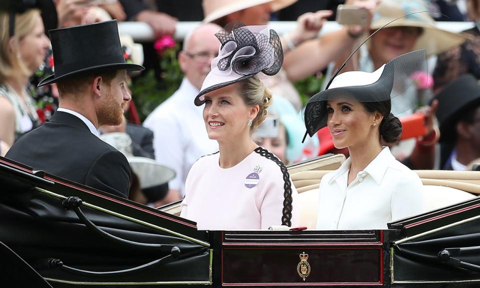 Meghan kam in der royalen Prozession an der Seite von Prinz Harry und Sophie, Herzogin von Wessex. (Bild: Daniel Leal-Olivas/AFP/Getty Images)