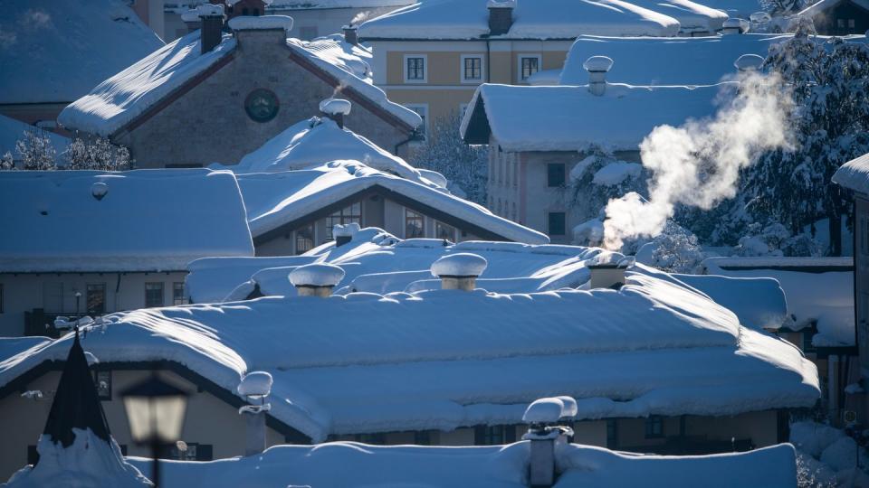 Die heftigen Schneefälle der vergangenen Tage halten in Südbayern weiter die Einsatzkräfte in Atem und neuer Schnee ist bereits im Anmarsch. Foto: Lino Mirgeler