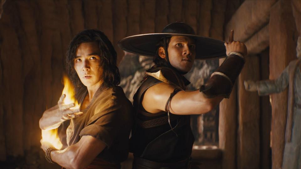 Mitte der 90-er trat Liu Kang in den beiden ersten Filmen der Videospieladaption "Mortal Kombat" zum Kampf gegen die Bestien der Unterwelt an. In der 2021er-Fortsetzung übernimmt nun Ludi Lin (links) die ikonische Rolle des schlagkräftigen Shaolin-Mönchs. "Mortal Kombat" (kommt nach einem Digital-Start am 16. Juni auch in die Kinos) setzt im Remake vor allem auf viel rohe Gewalt. (Bild: Warner Bros.)