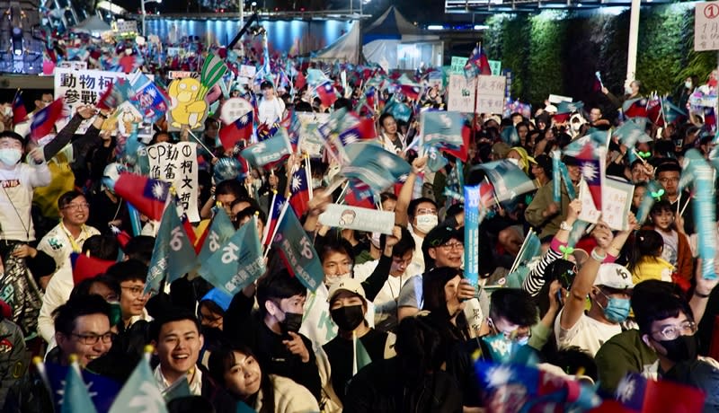 選前最後一個假日藍綠白高雄大拚場，台灣民眾黨選在鼓山區封路舉辦「相信美好台灣、改變從高雄開始」造勢晚會，大批熱情支持者以實際行動到場力挺。（中央社）
