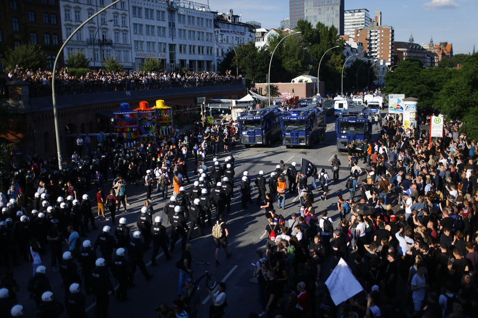 Riot police clash with G-20 protesters in Hamburg, Germany