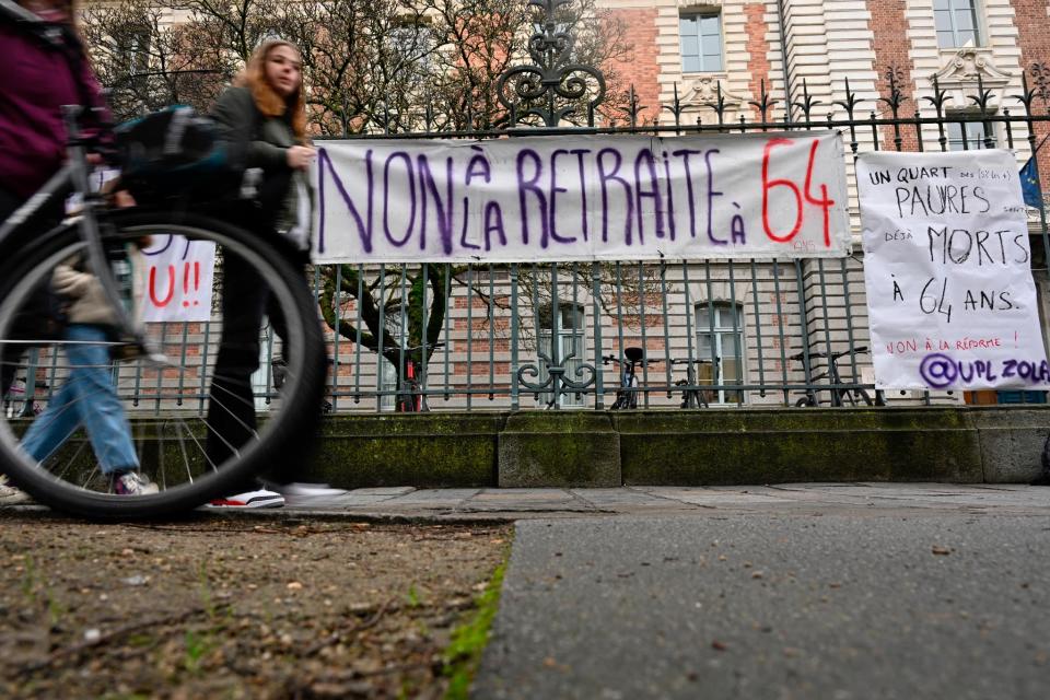 Devant un lycée de Rennes, le 19 janvier 2023. - DAMIEN MEYER / AFP