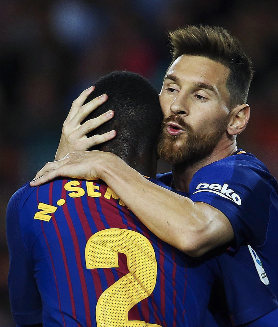 El lateral del FC Barcelona Semedo (i) felicita a Leo Messi tras marcar ante el Eibar, durante el partido de Liga en Primera División que están disputando esta noche en el Camp Nou, en Barcelona. EFE/Alejandro García