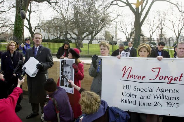 FBI agent and president of the FBI Agents Association John Sennett holds a petition with 9,500 names on it aimed at pressuring then-President Bill Clinton not to pardon Leonard Peltier during an incredibly unusual demonstration outside the White House on Dec. 15, 2000. (Photo: JOYCE NALTCHAYAN via Getty Images)