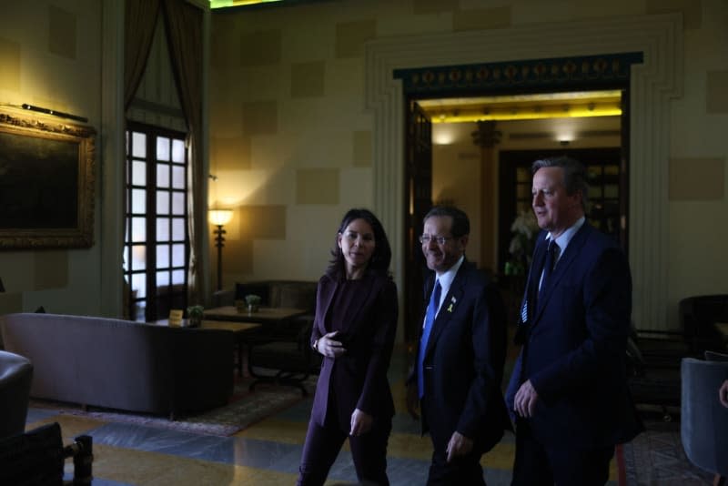 Annalena Baerbock (L), Germany's Foreign Minister, and David Cameron (R), UK's Secretary of State, arrive for a meeting with the Israeli's President Isaac Herzog (C) at a hotel in Jerusaelem. Ilia Yefimovich/dpa