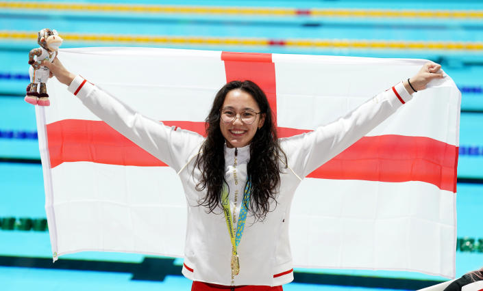 Tai posa con la bandera de Inglaterra y la medalla de oro lograda en Birmingham. (Foto: Tim Goode / PA Images / Getty Images).