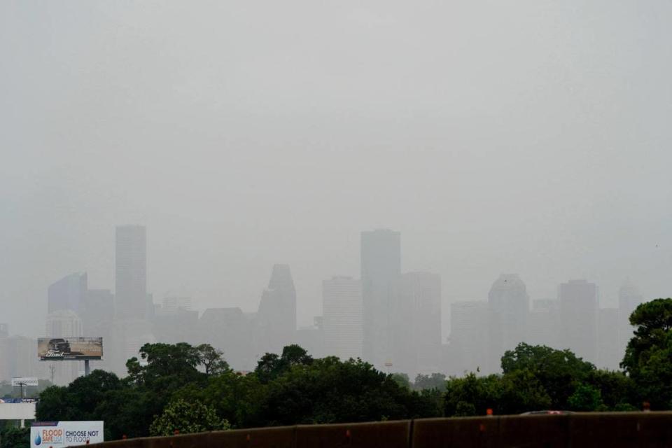 Vista del centro de Houston mientras una nube de polvo sahariano se mueve sobre partes de Texas, el viernes 26 de junio de 2020, en Houston.