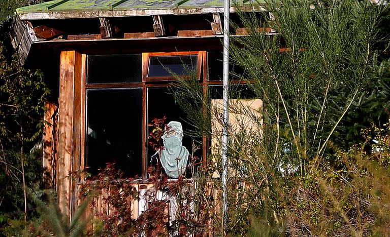 Villa Mascardi. Terrenos usurpados por la Comunidad Mapuche la RAM (Resistencia Ancestral Mapuche).Figura de cartón que simula a un Mapuche encapuchado