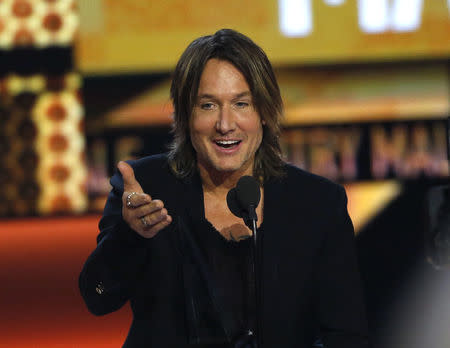 2017 American Music Awards – Show – Los Angeles, California, U.S., 19/11/2017 – Keith Urban accepts the award for Favorite Male Artist - Country. REUTERS/Mario Anzuoni
