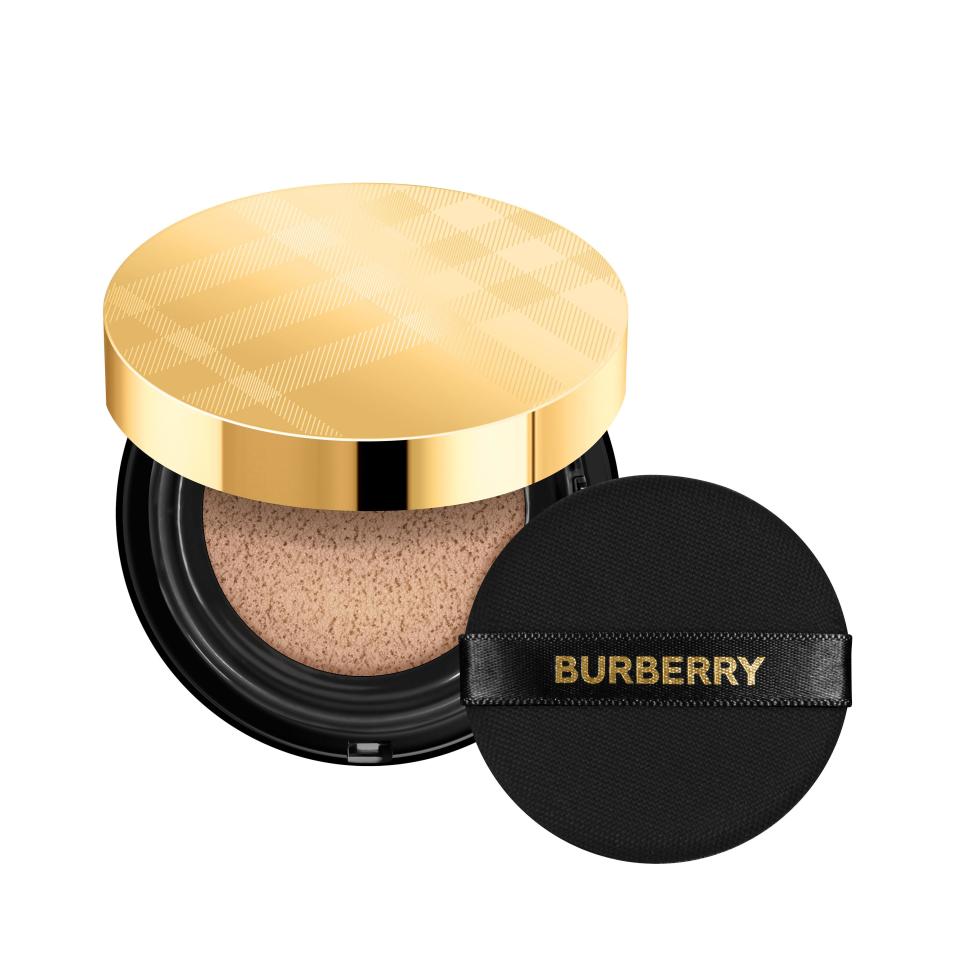 女朋友聖誕禮物2023｜BURBERRY MATTE GLOW CUSHION霧柔煥采氣墊粉底$520