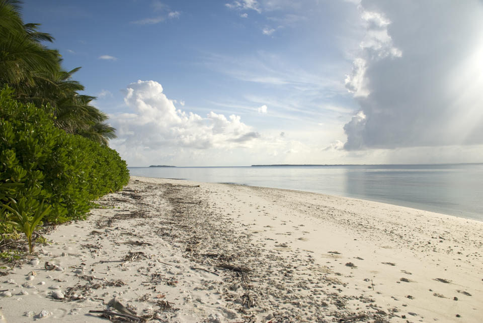 <p>El atolón de Diego García se encuentra en el archipiélago de Chagos, en el Océano Índico central. Tiene 20 km cuadrados y consiste en un cayo bordeado de arena y aguas cristalinas.</p> <p>Desde 1973, es una base militar de Estados Unidos. El Pentágono la considera una “plataforma indispensable” para vigilar al mundo por su estratégica ubicación geográfica.</p> <p>Durante la Guerra Fría sirvió como centro de observación de lo que ocurría en la Unión Soviética. Más recientemente, Estados Unidos ha usado la base de Diego García para vigilar a China, Somalia, Irak y Afganistán.</p> <p>Políticamente la isla es disputada entre <a href="https://es.wikipedia.org/wiki/Mauricio" rel="nofollow noopener" target="_blank" data-ylk="slk:Mauricio;elm:context_link;itc:0;sec:content-canvas" class="link ">Mauricio</a> y el <a href="https://es.wikipedia.org/wiki/Reino_Unido" rel="nofollow noopener" target="_blank" data-ylk="slk:Reino Unido;elm:context_link;itc:0;sec:content-canvas" class="link ">Reino Unido</a> y es habitada por unos 4.000 soldados estadounidenses. Los 1.000 pobladores nativos fueron expulsados en 1971.</p> <p>Las visitas turísticas están prohibidas.</p> <p>(Getty Images)</p> 