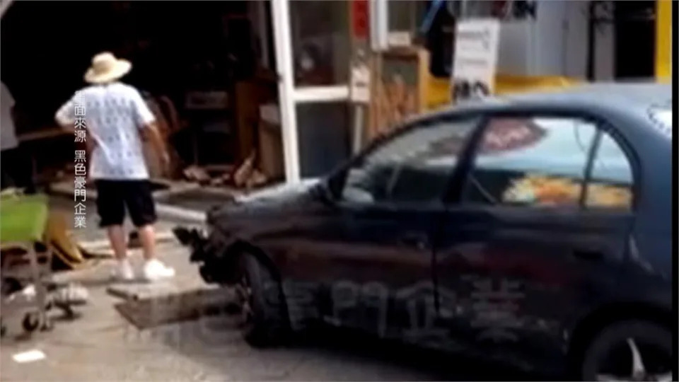 轎車突衝進鹿港「玉珍齋」店內！　玻璃碎滿地、共兩人輕傷送醫