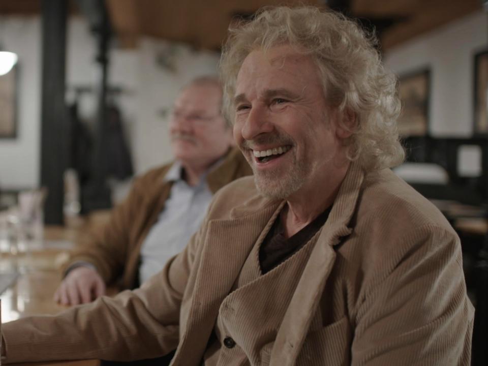 Nach einem langen Drehtag in Kulmbach gibt es für Thomas Gottschalk zum Feierabend ein Bierchen mit alten Freunden (Bild: BR / Tosca Media)