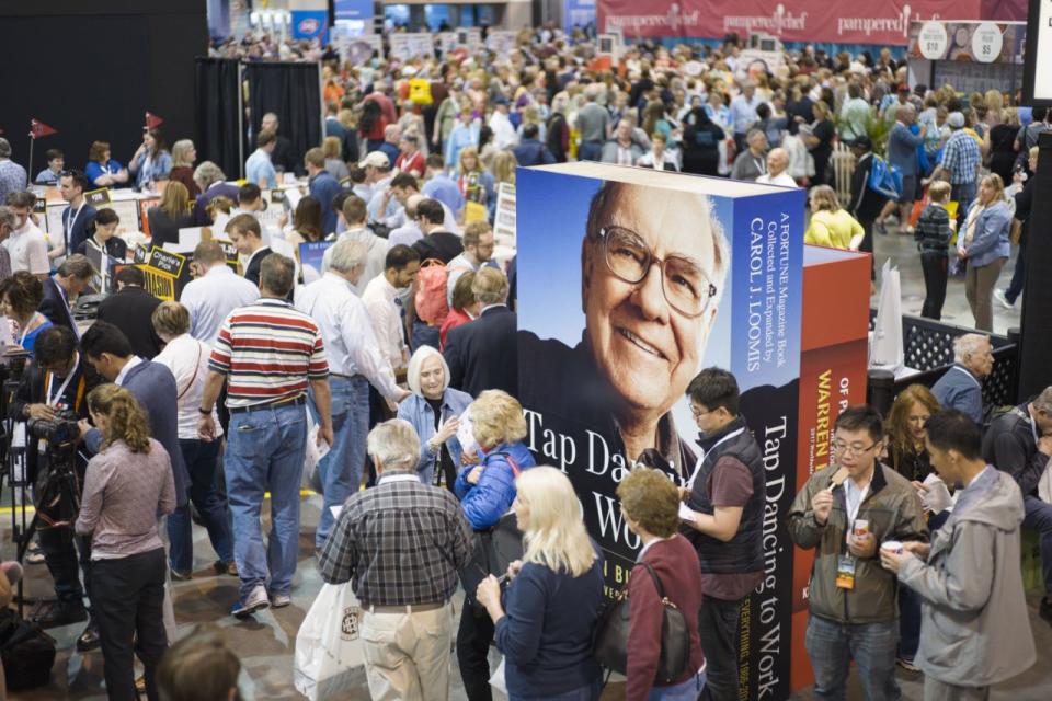 Una imagen gigante de Warren Buffett entre los accionistas de Berkshire Hathaway mientras visitan y compran en sucursales de la compañía en Omaha, Nebraska, el viernes 5 de mayo de 2017, durante la reunión de accionistas de Berkshire Hathaway. (AP Photo/NatiHarnik)