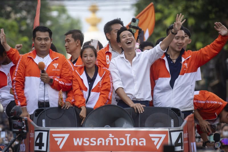 2023年5月15日，前進黨主席皮塔在曼谷上街謝票。（美聯社）