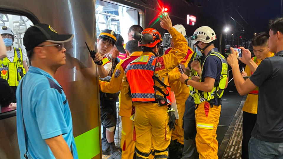 台鐵第229次北上列車6/21前往花蓮途中於「崇德—和仁」間撞上落石出軌，6人受傷，乘客轉接駁前往新城站。讀者提供