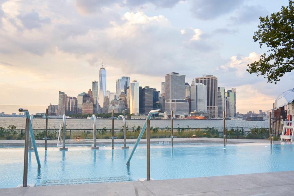 QC NY Spa outdoor swimming pool with a view of the city skyline (QC NY Spa)