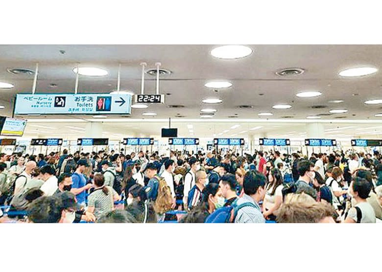 東京成田機場近日入境人士大排長龍。