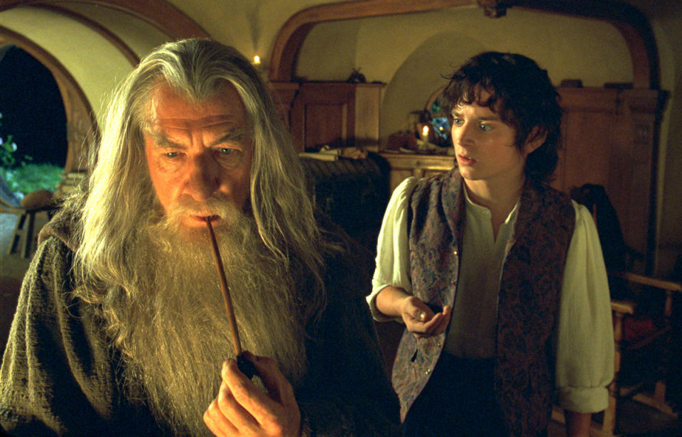 Ian McKellen como Gandalf y Elijah Wood como Frodo en 'El señor de los anillos: La comunidad del anillo' de Peter Jackson. (Foto: New Line/WireImage)