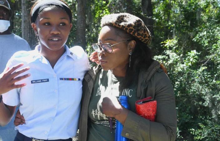 Topaz Williams Fripp, à gauche, raconte le confinement à l'école secondaire de Beaufort après un signalement d'un tireur actif le mercredi 5 octobre 2022 alors que sa mère Ivory Williams la tient et l'écoute.